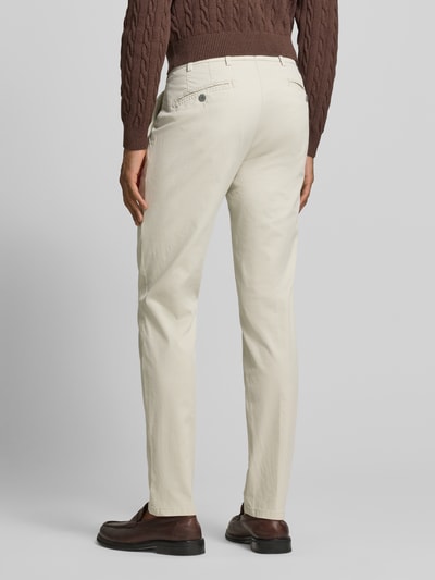Männermodel trägt Hose mit Gesäßtaschen Modell 'Lupus' von Mmx in Beige, Baumwoll-Elasthan-Mix, Slim-Fit, Ganzkörperansicht Rückansicht. Bundweite bei Größe 32/32: 42 cm, Innenbeinlänge: 83 cm, Eingrifftaschen, Kontext Herren Hose.