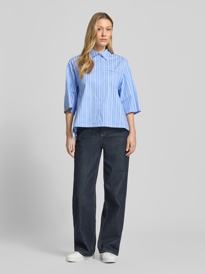 Frauenmodel trägt Relaxed Fit Bluse mit 3/4-Arm von Liu Jo White aus blau-weiß gestreiftem Baumwoll-Mix mit Stretch-Anteil, Hemdblusenkragen, Knopfleiste und Brusttasche, Ganzkörperansicht von vorne.