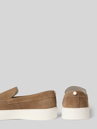 Produktfoto, Loafers aus Leder Modell 'Leyton' von Steve Madden in Braun mit abgerundeter Spitze, Schlupfform, weißer Sohle, Absatzhöhe 4 cm, Schafthöhe 6 cm, Schaftweite 6 cm, Echtleder, glatte und samtige Textur