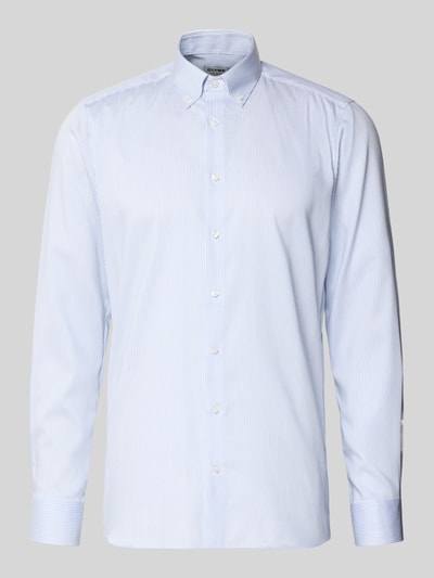 Produktfoto, Slim Fit Business-Hemd mit Button-Down-Kragen von OLYMP Level Five aus reiner Baumwolle, feine Streifen, glatte Oberfläche.