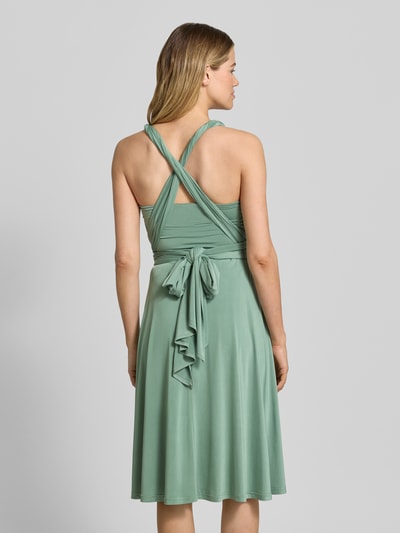 Frauenmodel trägt Knielanges Cocktailkleid mit tiefem V-Ausschnitt von Rose Avenue in Mintgrün, Taillierter Schnitt, Taillenband, Rückseite, Ganzkörperansicht Rückansicht.