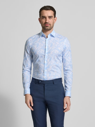 Männermodel trägt Super Slim Fit Business-Hemd im Allover-Look mit Kentkragen von OLYMP, Baumwoll-Elasthan-Mix, Ganzkörperansicht von vorne. Rückenlänge bei Größe 40: 80 cm, Schulterbreite: 44 cm, Ärmellänge: 67 cm, Hemd in Hellblau mit floralen Mustern und glatter Struktur.