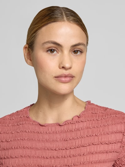 Frauenmodel trägt T-Shirt mit Strukturmuster und Rundhalsausschnitt von Jake*s Collection in Altrosa, Material-Mix, Nahaufnahme Oberkörper.