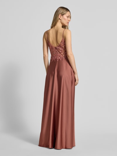 Frauenmodel trägt Abendkleid mit floralem Pailettenbesatz von Laona in Rosé, taillierte Passform, semitransparent, Rückansicht Ganzkörperansicht.