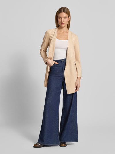 Vrouwenmodel draagt Longblazer in lockere pasvorm met ritszakken van Betty Barclay, materiaalmix met stretch, leerlook, beige tint, geheel beeld van voren