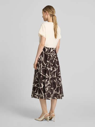 Frauenmodel trägt Cocktailkleid im 2-in-1-Look mit Drapierungen von Christian Berg Cocktail, A-Linie, Midikleid, gemustert, Rückenlänge 116 cm, Brustweite 45 cm, Ganzkörperansicht Rückansicht.