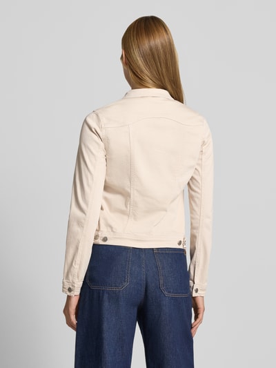 Frauenmodel trägt Jeansjacke mit Pattentaschen Modell 'Erna' von Soyaconcept in Beige, Baumwoll-Mix mit Stretch-Anteil, Ganzkörperansicht Rückansicht.