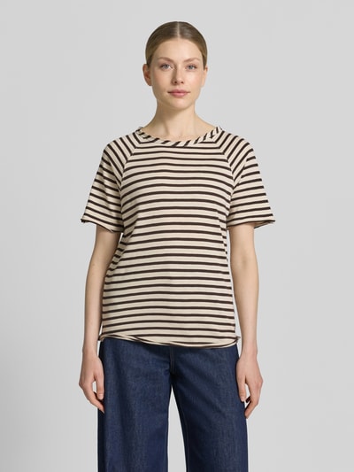 Frauenmodel trägt Regular Fit T-Shirt mit Rundhalsausschnitt von Smith and Soul, Reine Baumwolle, Rollsaum, beige-braun gestreift, Ganzkörperansicht von vorne.