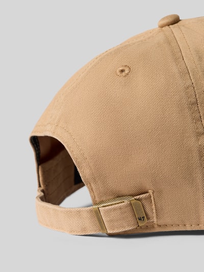 Produktfoto, Basecap aus reiner Baumwolle Modell 'NEYYAN' von '47 in Beige mit Struktur, Motiv-Stitching, verstellbarer Verschluss, klassische Passform