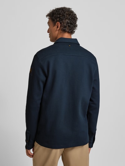 Männermodel trägt Regular Fit Hemdjacke mit Brusttaschen von PME Legend aus Baumwoll-Mix mit Stretch-Anteil, Strukturmuster, Rückenlänge 74 cm, Ganzkörperansicht Rückansicht.