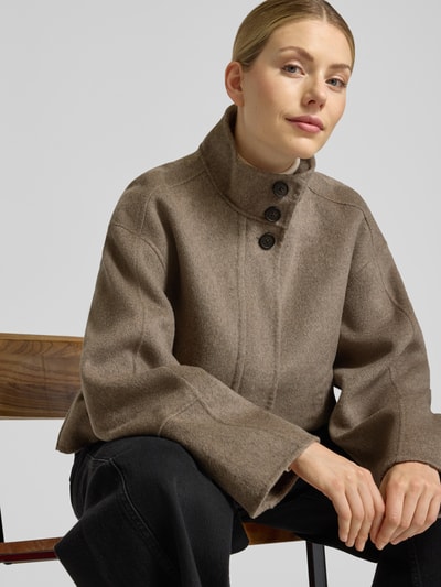 Frauenmodel trägt Jacke aus Woll-Mix mit Stehkragen Modell 'Varielle' von someday., Regular Fit, beige, grobe Struktur, Nahaufnahme Oberkörper.