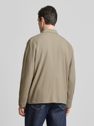Mannenmodel draagt Regular Fit overshirt met paspelzak op de borst model 'landen' van Matinique in materiaalmix met viscose, ruglengte bij maat 50 is 71 cm, kleur beige, rechte vormen, gladde textuur, geheelachteraanzicht.