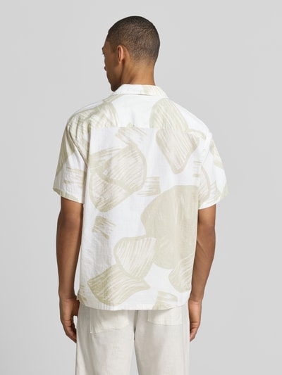 Männermodel trägt Relaxed Fit Freizeithemd mit Reverskragen Modell 'BLAVENICE' von Jack & Jones Premium aus Bio-Baumwoll-Mix, Rückansicht.