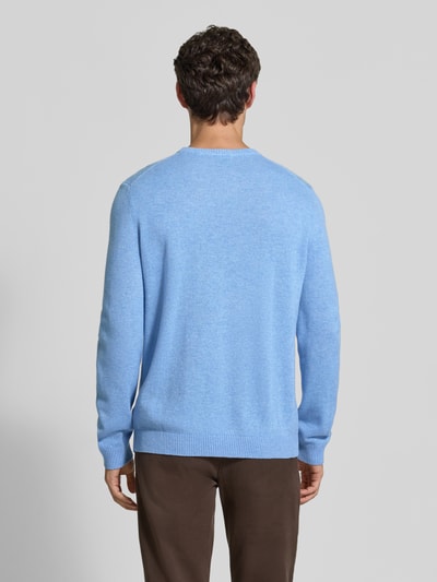 Männermodel trägt Kaschmirpullover mit gerippten Abschlüssen von Christian Berg Men in Hellblau, gerader Schnitt, Rückansicht, Ganzkörperansicht. Reines Kaschmir, Rundhalsausschnitt, Rückenlänge 72 cm, Ärmellänge 72 cm.