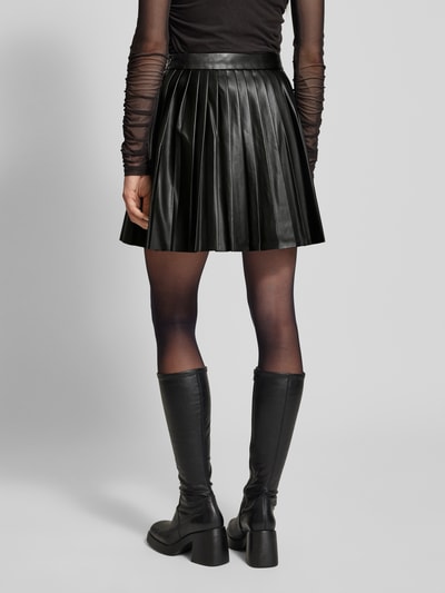 Vero Moda Minirok in leerlook, model 'NAOMIELLY' Zwart - 5