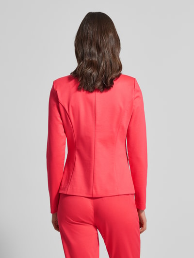 Modelka nosi Regular Fit Blazer mit Viskose-Anteil Modell 'Kate' od ICHI, elastyczna mieszanka materiałów z dodatkiem wiskozy, kolor różowy, kołnierz z połami, lamowane kieszenie, zapięcie na guzik, taliowany krój, długość tyłu 59 cm, szerokość w rozmiarze S 44 cm, długość rękawów 64 cm, widok całej sylwetki z tyłu.
