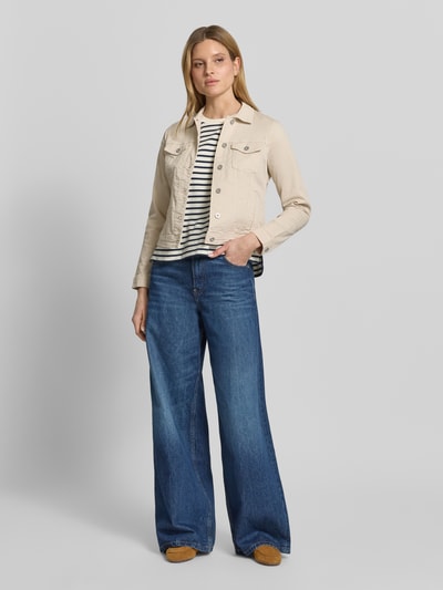 Frauenmodel trägt Regular Fit Jeansjacke aus Baumwoll-Mix von Tom Tailor in Beige, unifarben, Denim-Textur, Ganzkörperansicht von vorne.