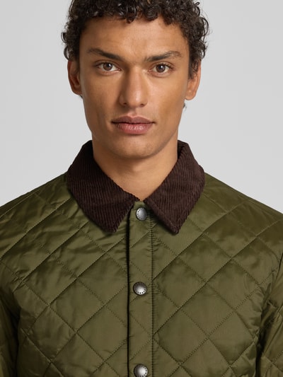 Männermodel trägt Steppjacke met platte kraag van Barbour, regular fit, effen design, drukknoopsluiting, steekzakken, labelstitching, doorgestikte naden. Nahaufnahme bovenlichaam.