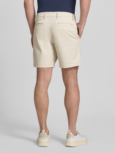 Männermodel trägt Shorts mit französischen Eingrifftaschen von GAP in Beige, Baumwoll-Mix mit Stretch-Anteil, Ganzkörperansicht Rückansicht.