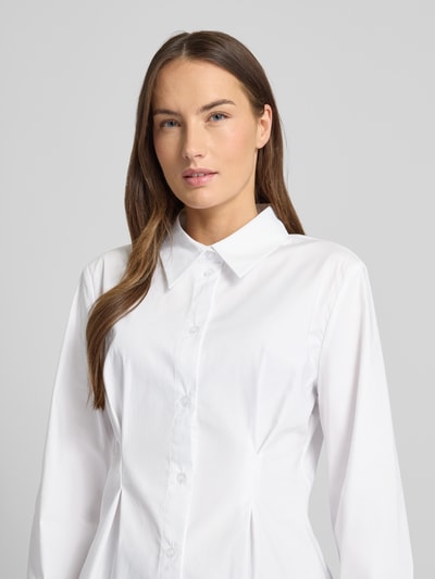 Modelka nosi białą, taliowaną koszulę Hemdbluse aus Baumwoll-Mix Modell 'Zopy' od Gestuz, długi rękaw, bawełna, zbliżenie na górę ciała.