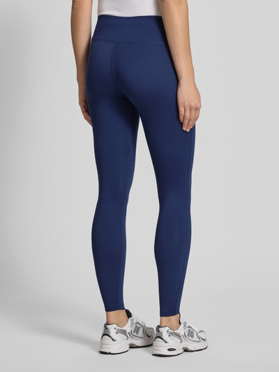 Frauenmodel trägt Leggings mit Logo-Print Modell 'One' von NIKE TRAINING aus Material-Mix mit Stretch-Anteil, Slim-Fit, elastischer Bund, Ganzkörperansicht Rückansicht.