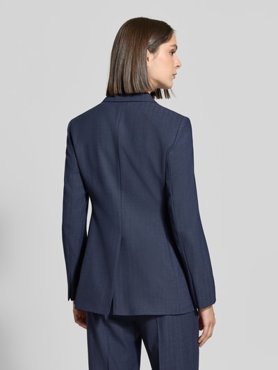 Frauenmodel trägt Regular Fit Blazer mit Woll-Anteil Modell 'Jia6' von BOSS in Dunkelblau, glatte Textur, Ganzkörperansicht Rückansicht, Damen Kurzblazer von BOSS.