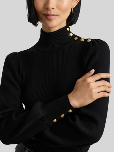 Vrouwenmodel draagt Slim Fit Turtleneck-Pullover uit mix van katoen en modal van Lauren Ralph Lauren in zwart met goudkleurige knopen, Nahaufnahme Oberkörper.