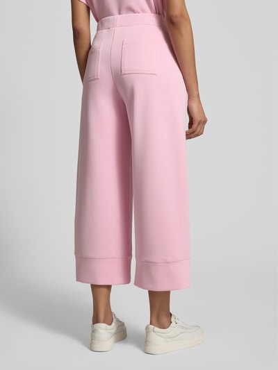 Frauenmodel trägt Sweatpants mit elastischem Bund von Rich & Royal, rosa, Wide Fit, Gesäßtaschen, Modal-Mix, Ganzkörperansicht Rückansicht.