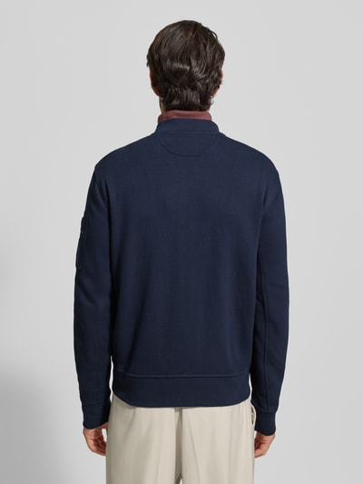Männermodel trägt Sweatjacke mit gerippten Abschlüssen von Polo Ralph Lauren, Regular-Fit, Stehkragen, Rückenansicht.