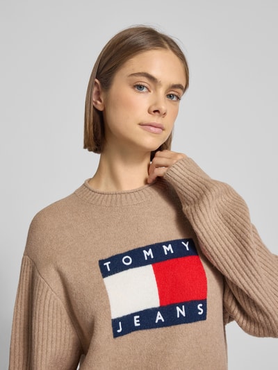 Tommy Jeans Relaxed Fit Strickkleid mit Woll-Anteil Camel 3