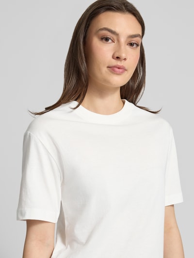 Frauenmodel trägt Regular Fit T-Shirt aus reiner Baumwolle von Marc O'Polo Denim, unifarben, Rundhals, kurzarm, Nahaufnahme Oberkörper.