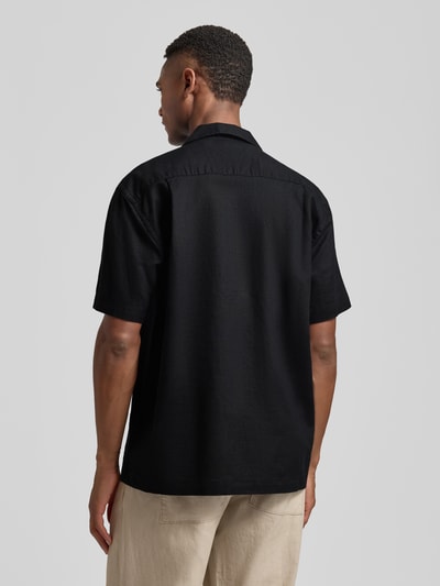Männermodel trägt Relaxed Fit Freizeithemd aus Leinen-Baumwoll-Mix Modell 'RLXCLAY' von HUGO, unifarben, strukturiert, Ganzkörperansicht Rückansicht.