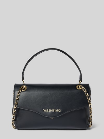 Produktfoto, czarna torebka z detalem z logo, efekt łańcuszka, model 'NOX' od VALENTINO BAGS, magnetyczne zapięcie, szerokość 31 cm, długość 18 cm, głębokość 10 cm, pasek na ramię 105 cm, główna przegroda, przegródka zapinana na zamek błyskawiczny