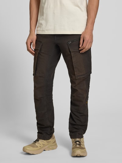 Männermodel trägt Regular Tapered Fit Hose mit Cargotaschen Modell 'Rovic' von G-Star Raw, Baumwoll-Elasthan-Mix, Used-Look, Ganzkörperansicht von vorne