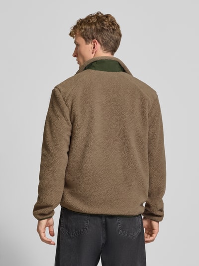Männermodel trägt Regular Fit Teddyjacke mit Stehkragen Modell 'DALLAS' von ONLY, braune Webpelz-Textur, Ganzkörperansicht Rückansicht; Herren Teddy- / Webpelzjacke von ONLY & SONS.