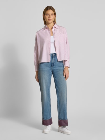 Frauenmodel trägt Wide Leg Jeans aus reiner Baumwolle Modell 'LINOU' von Tom Tailor Denim, blaue Denim-Optik, 5-Pocket, Ganzkörperansicht von vorne.