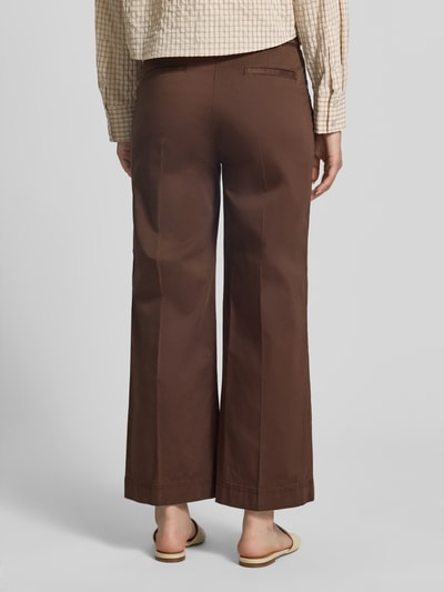 Frauenmodel trägt Culotte mit Eingrifftaschen Modell 'Peggy' von Raphaela By Brax im Braunton, Baumwoll-Elasthan-Mix, Verkürzt, Ganzkörperansicht Rückansicht. Kontext: Damen Culotte, Bundweite bei Größe 36: 37 cm, Innenbeinlänge bei Größe 36: 68 cm.