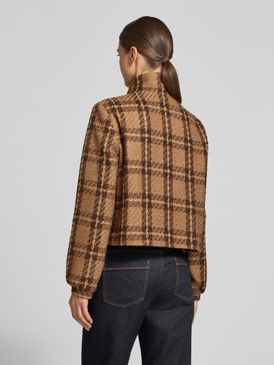 Männermodel trägt Kurzblazer mit Stehkragen von S. OLIVER BLACK LABEL, brązowy bawełniany materiał w kratę, strickoptik, matowa faktura, całkowity widok z tyłu.