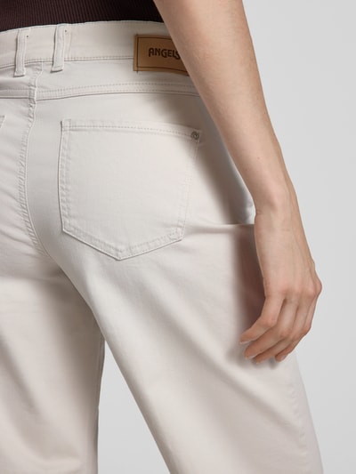 Frauenmodel trägt Jeans in verkürzter Passform Modell 'Laia' von Angels aus Baumwoll-Mix mit Stretch-Anteil, Eingrifftaschen, Detailaufnahme Rückansicht.