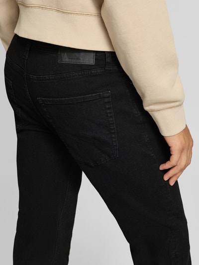 Männermodel trägt Straight Fit Jeans aus elastischem Baumwoll-Mix von JACK & JONES in Schwarz, 5-Pocket-Design, Detailaufnahme Rückansicht.