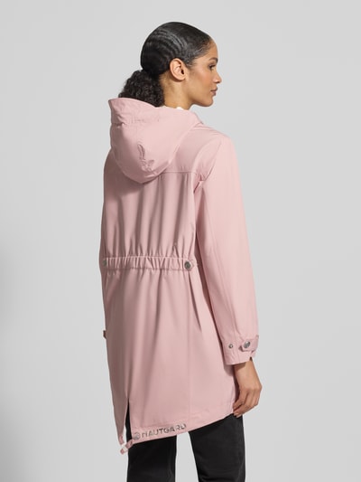 Frauenmodel trägt Jacke mit Ärmelriegeln von NAUTGÅRD in Rosa, Regular Fit, Kapuze, Knopfleiste, Reißverschlusstaschen, Rückansicht Ganzkörperansicht.