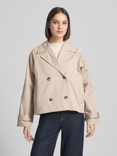 Kobiece model prezentuje Regular Fit Trenchcoat-Jacke aus Baumwoll-Mix model 'NEW CILO' od Selected Femme, krój regular fit, efekt: jednolity kolor, kołnierz z połami, listwa guzikowa 2-rzędowa, kontrafałda, raglanowe rękawy, długi rękaw, kieszeń wewnętrzna i boczne kieszenie z wypustką, mieszanka bawełny, jasnobeżowy odcień, gładka tekstura, widok całej sylwetki z przodu.