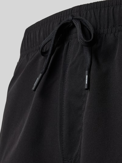 Produktfoto, schwarze Badehose mit Label-Stitching Modell 'MAUI' von Jack & Jones, Regular-Fit, elastischer Bund, Tunnelzug, glatte Struktur
