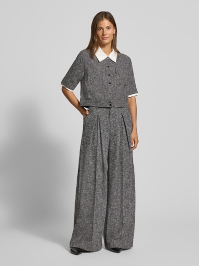 Vrouwenmodel draagt Cropped Bluse met borstzakken Model 'LINO' van SUNCOO PARIS, materiaalmix met viscose, katoenstructuur, grijs-zwart, knoopsluiting, overhemdkraag, korte mouwen, Ganzkörperansicht van voren