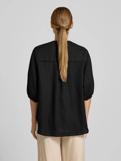 Frauenmodel trägt Bluse aus Leinen-Mix mit verlängertem Rücken Modell 'Lava' von FREE/QUENT in Schwarz, lockerer Schnitt, 3/4-Arm, Ganzkörperansicht Rückansicht.