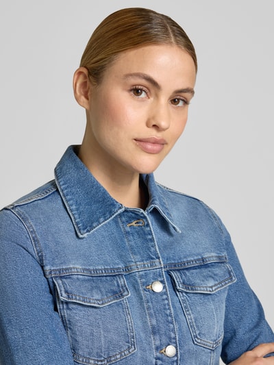 Frauenmodel trägt Jeansjacke mit Brusttaschen Modell 'NEWVICKY' von Mango, Baumwoll-Elasthan-Mix, Slim-Fit, Nahaufnahme Oberkörper.