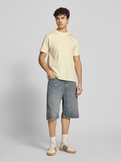Męski model nosi T-Shirt mit Label-Stitching Modell 'ACCIANO CLASSIC' od Ellesse, bawełna, krój regular fit, przód, zdjęcie całopostaciowe.
