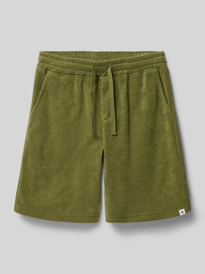 Productfoto, Shorts met steekzakken en label-detail van Garcia, kindermodel van katoenmix, regular fit, frotté, elastische tailleband, kleur olijfgroen, detail labels, maat 140 taillewijdte 34 cm, binnenbeenlengte 20 cm