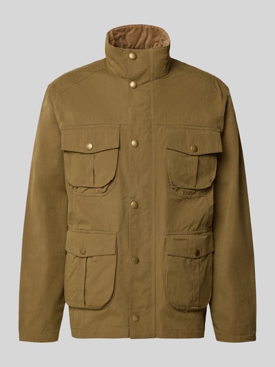 Produktfoto, Regular Fit Jacke aus Baumwoll-Mix Modell 'SANDERLING' von Barbour in einfarbigem Braun mit Stehkragen, goldfarbenen Druckknöpfen und aufgesetzten Taschen, klare Linien und glatte Textur.
