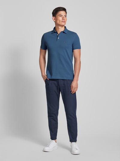 Tommy Hilfiger Slim Fit Poloshirt mit Logo-Stitching Jeansblau 1